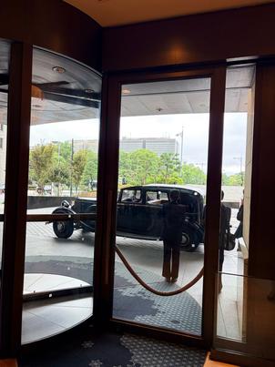 ロールスロイスでの登場