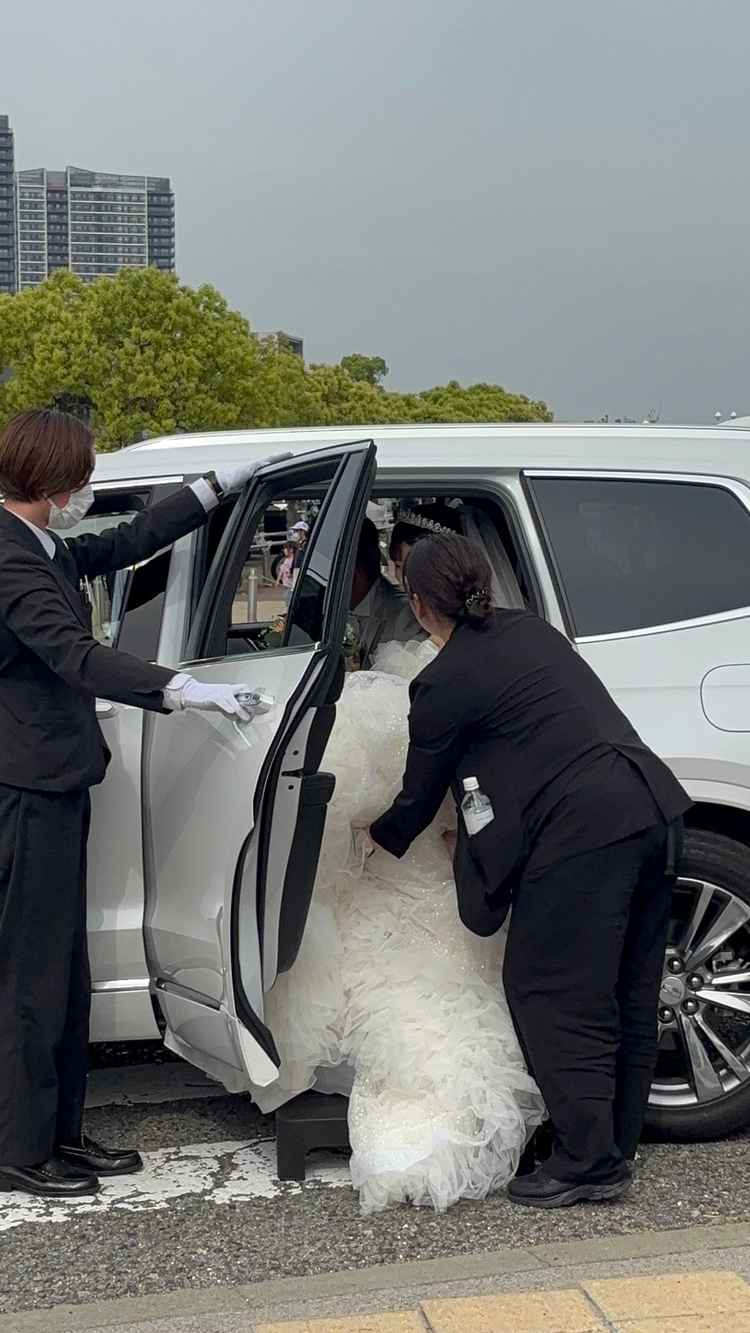 集合写真を撮ったあと、新郎新婦が車に乗って去っていく演出がありました。