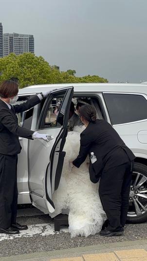 集合写真を撮ったあと、新郎新婦が車に乗って去っていく演出がありました。