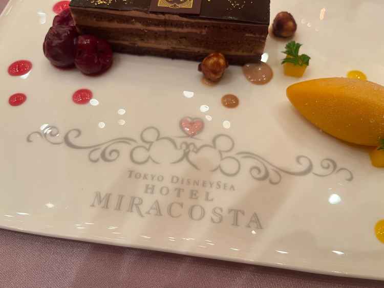 チョコレートケーキに添えられていたマンゴーソルベ