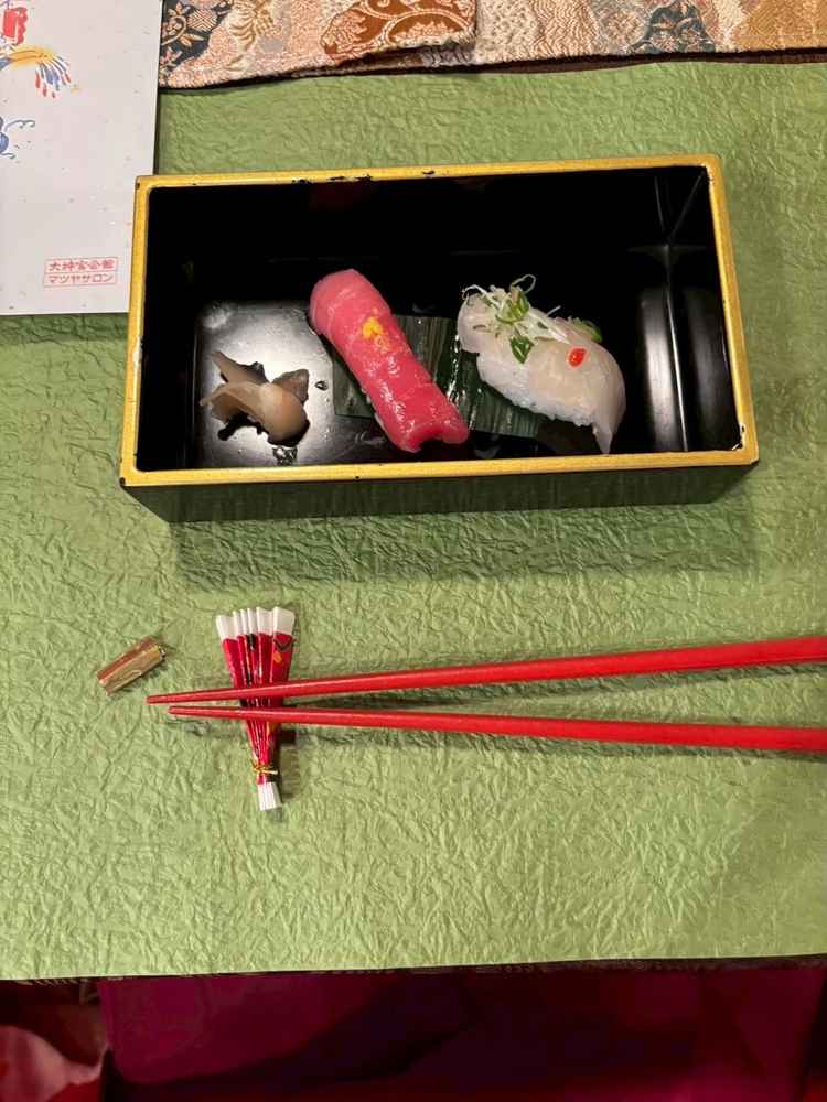 お寿司もしまっていて、米もふにゃふにゃでこれを寿司と言っていいのかという感じでした。