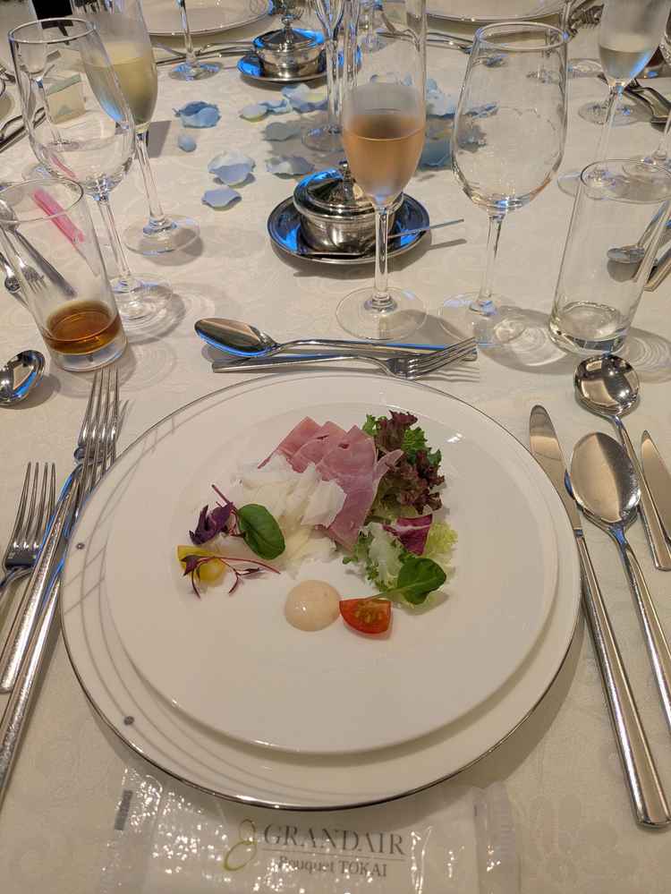 前菜。ハムとチーズ、サラダ。ハムの塩気が効いてて、サラダとの相性が良く美味しかった。