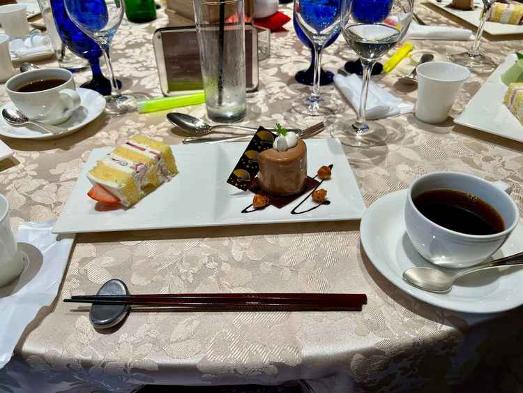 デザートとウェディングケーキ