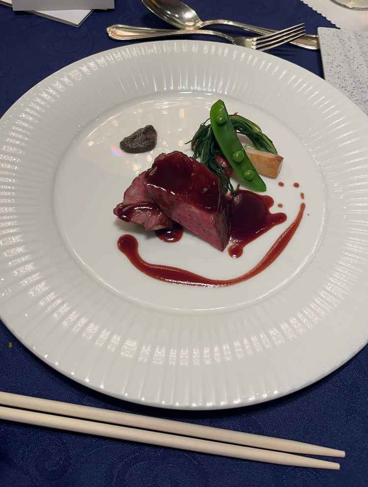 メインのお肉料理です。とても柔らかくて美味しかったです。