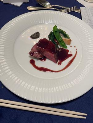 メインのお肉料理です。とても柔らかくて美味しかったです。