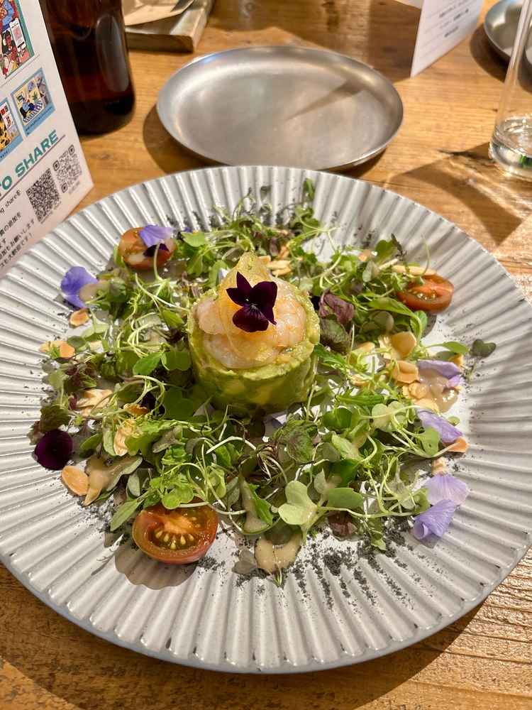 エビとアボカドとサーモンの前菜