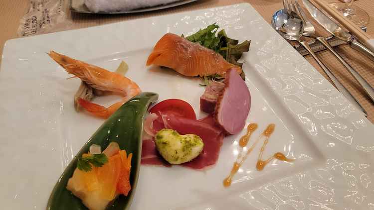 短時間でお友達と話したりビュッフェを取りに行ったりすると、ほとんどお料理の写真が残りませんでした。