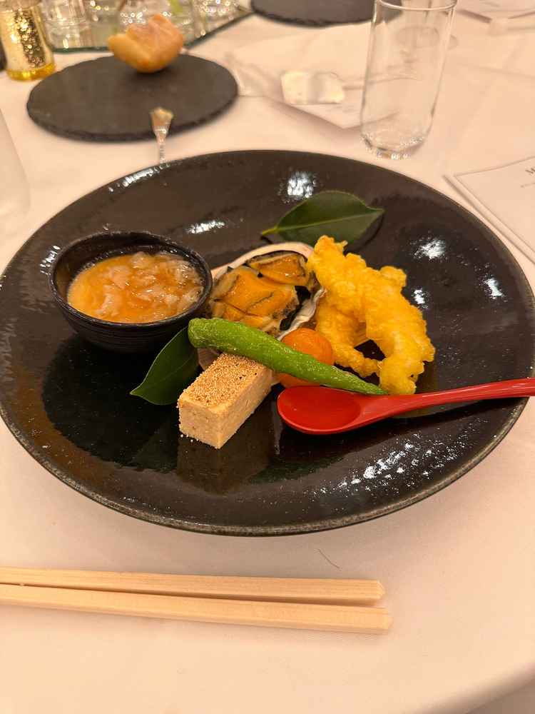 贅沢に鮑一つ使った一皿。余計なコメントいらない味です。