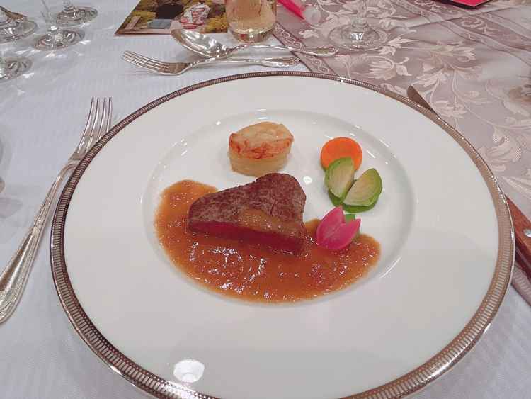 メインのお肉料理の写真柔らかくて美味しかったです