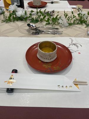 お出汁。容器が一人一人異なり味わいがありました。