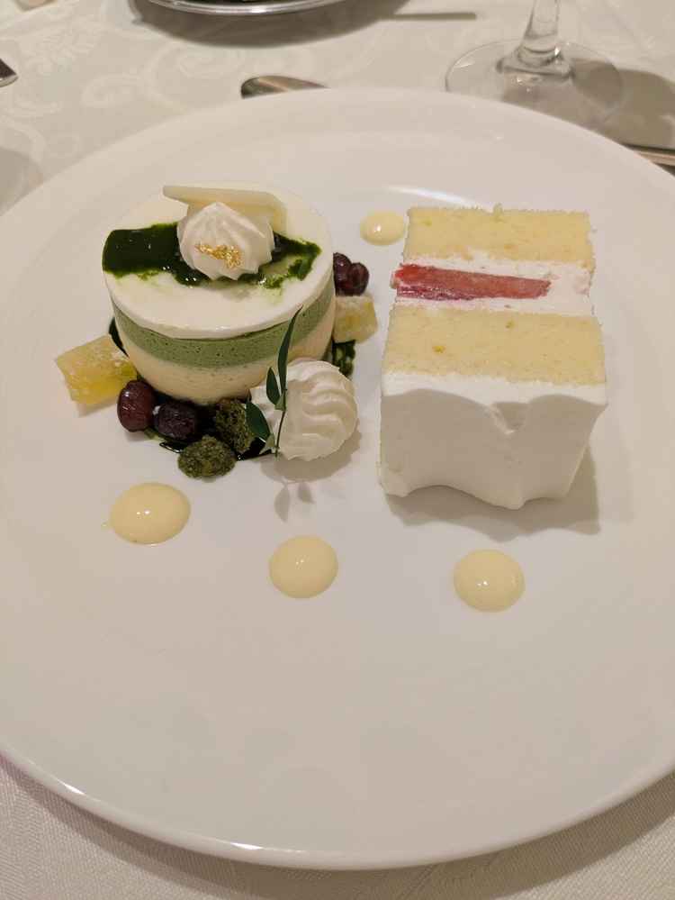デザート。ショートケーキと抹茶のケーキ。和洋2種類で楽しめるし、美味しかった。