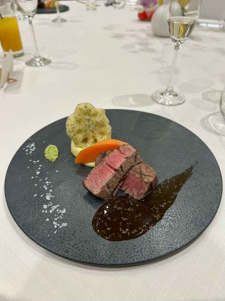 お肉が柔らかくて美味しかった、ソースも合っていた。