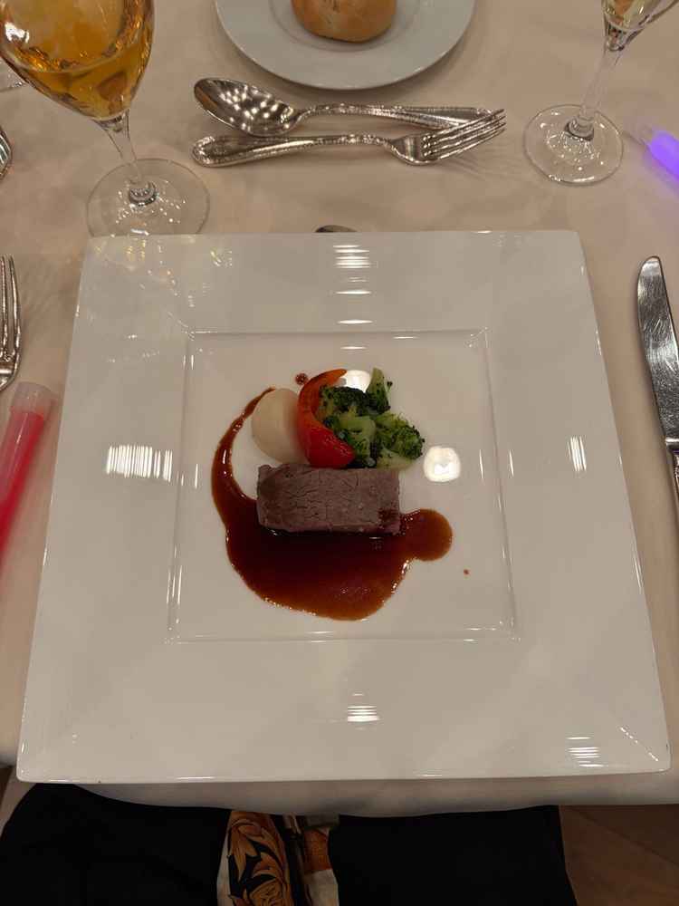 お肉料理。パサパサしていた。
