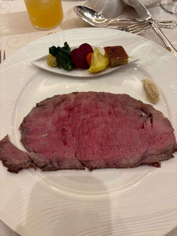 豪華なお肉料理。とてもゲストのためにおもてなしをしてくれているのを感じました