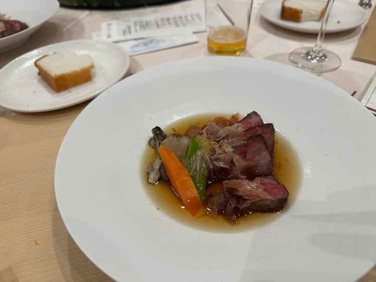 お肉料理です。