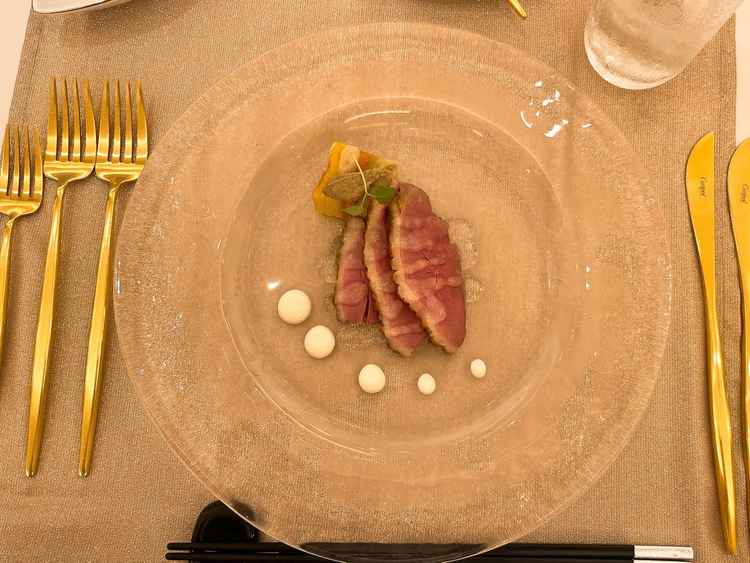 お肉料理、見た目もシンプルで味も美味しい