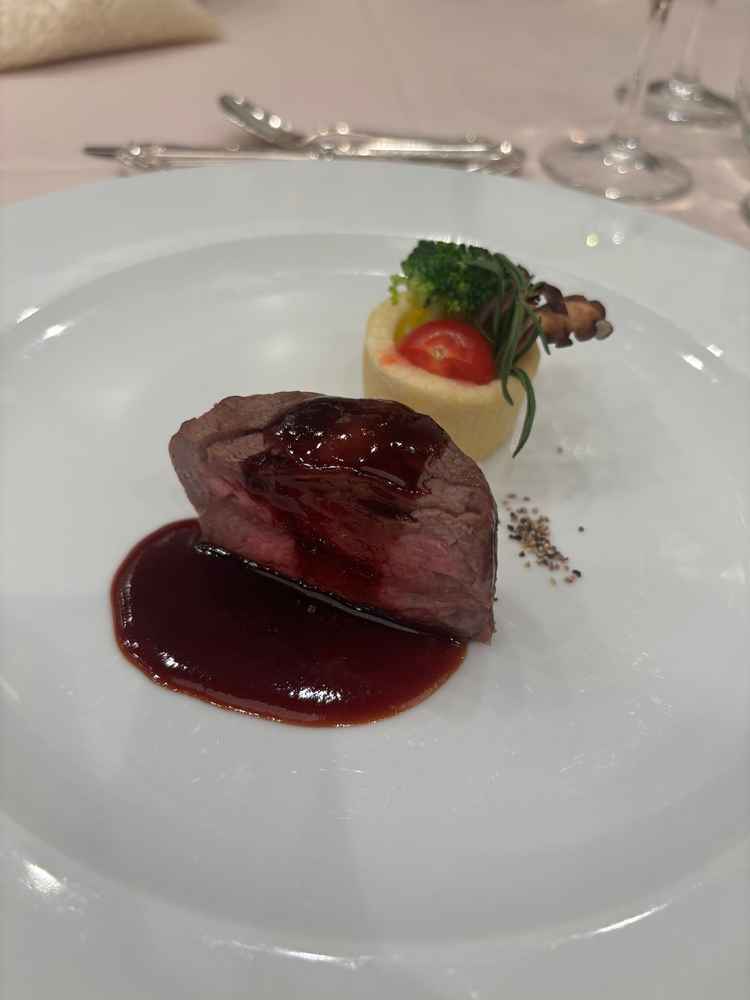 牛フィレ肉のローストとポテトのバスケットポルト酒のソース