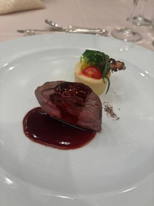 牛フィレ肉のローストとポテトのバスケットポルト酒のソース