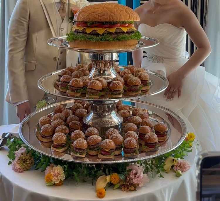 この小さなハンバーガーもビュッフェの時に食べられる演出が良かった。