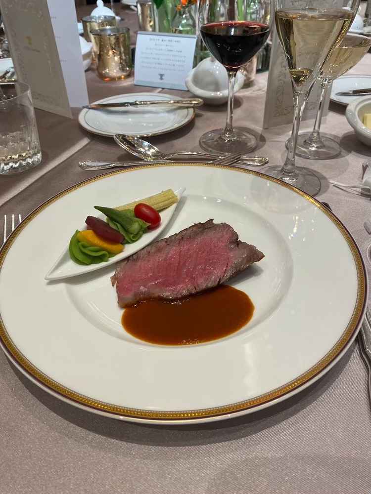 メインの肉料理の写真。出てきた時の存在感も相まって良かった。