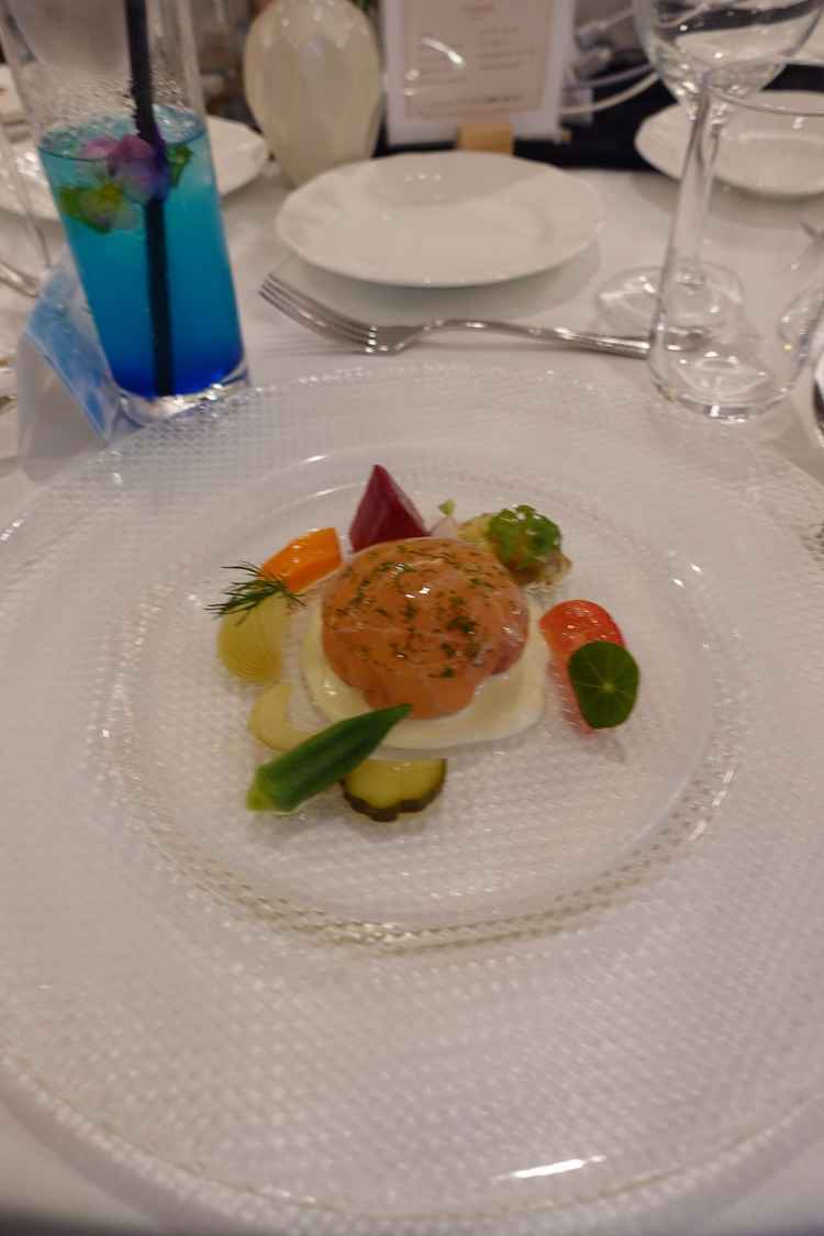 前菜のサーモンの料理です。