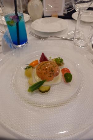 前菜のサーモンの料理です。