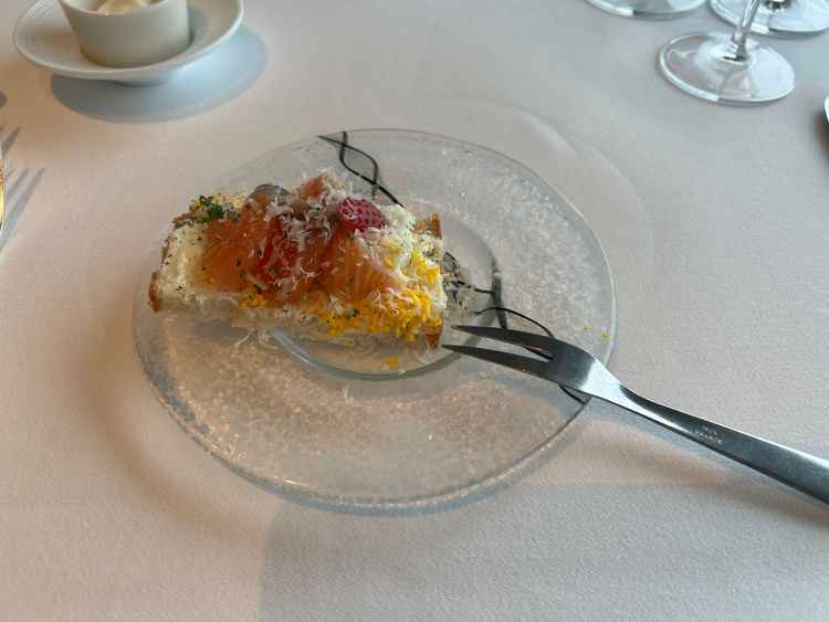 前菜で出て来ました。サーモンがパンの上に乗っており、苦手な食べ物があり特別に出していただきました