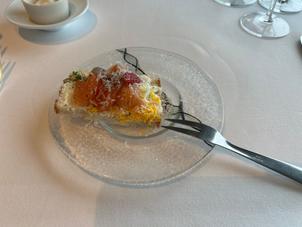 前菜で出て来ました。サーモンがパンの上に乗っており、苦手な食べ物があり特別に出していただきました