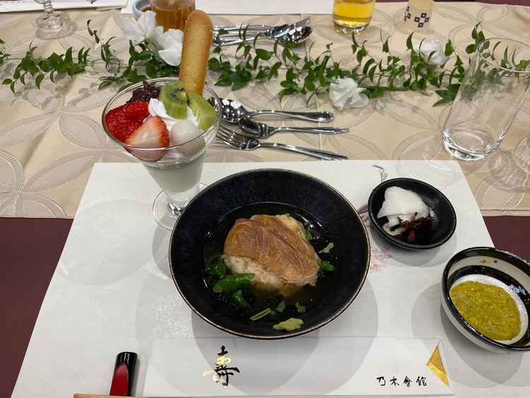 左の和スイーツパフェ。新郎新婦にクリームを絞ってもらいました。