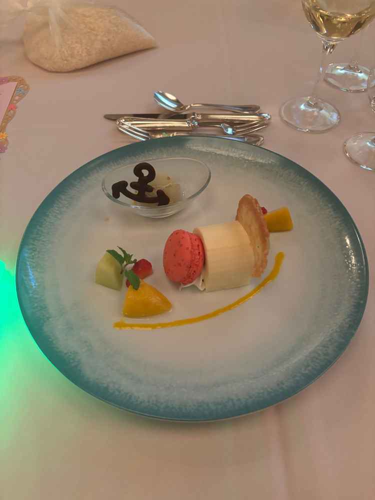 オリエンタルホテルのチーズムースとピスタチオのアイス 神戸の街並み