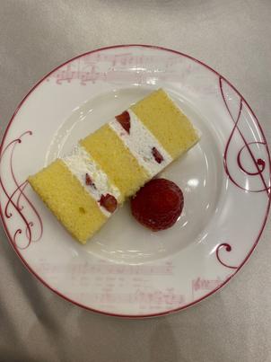 ウェディングケーキまで！楽器をやっていたので、お皿が可愛かった。