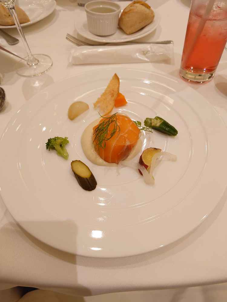 前菜は野菜の素材の味を感じられて美味しかった。