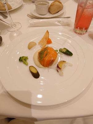 前菜は野菜の素材の味を感じられて美味しかった。