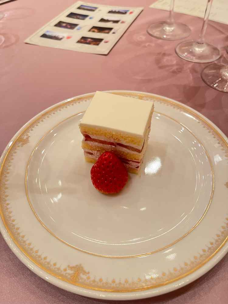 ウエディングケーキを切り分けてくれました