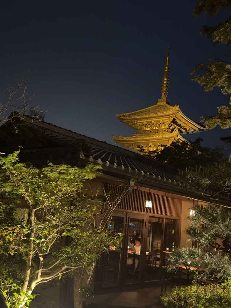 披露宴会場からも五重の塔が綺麗にみえてお庭をも凄く綺麗な日本庭園です。