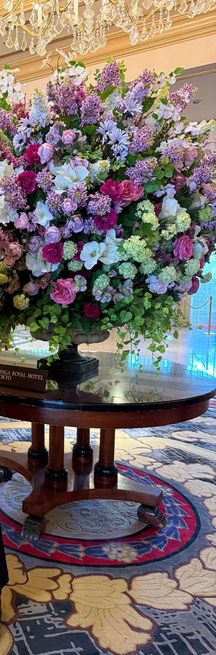 ホテルのエントランスのお花が華やかで、待ち時間はゲストの皆さんの写真スポットに。
