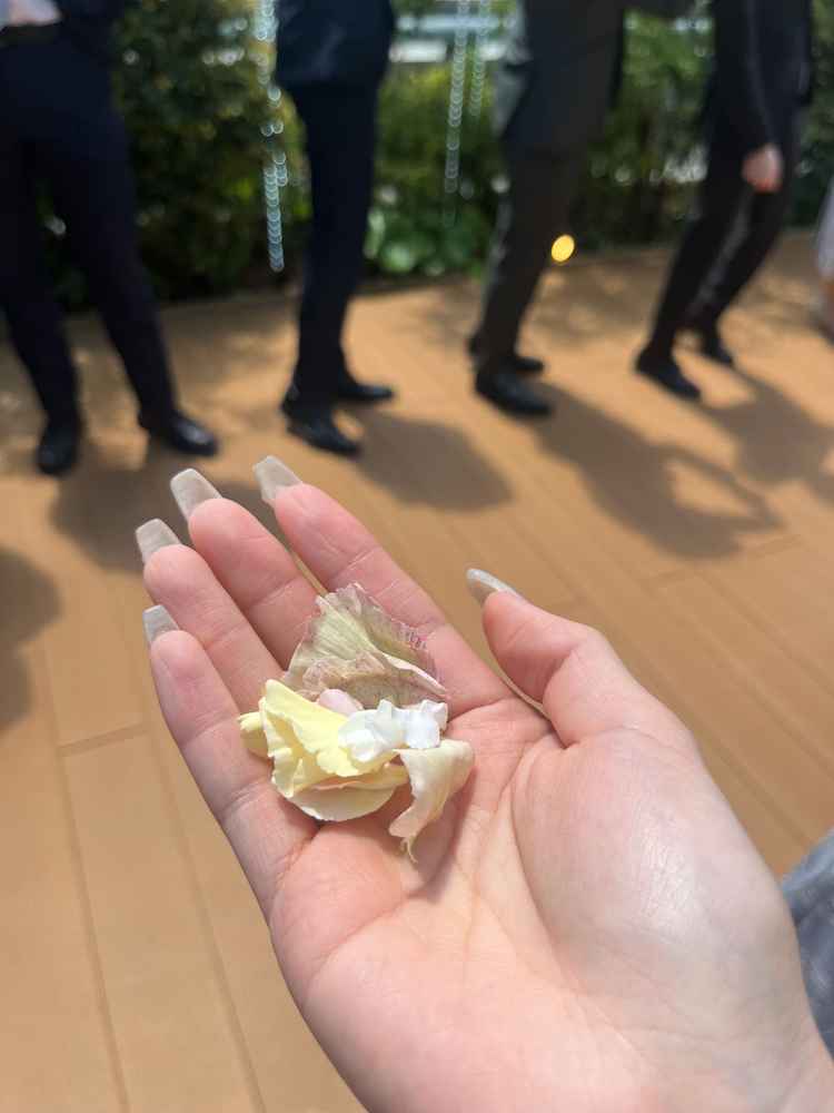 外のデッキでフラワーシャワーができます
