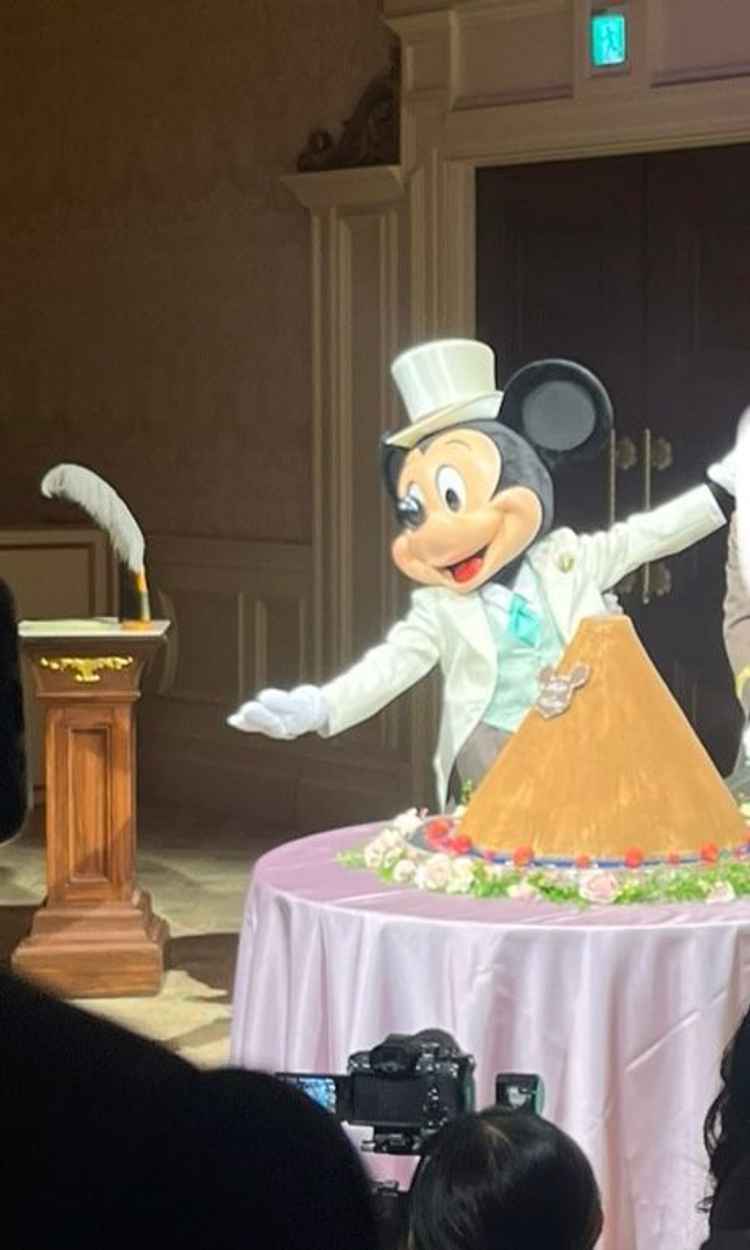 ケーキカットの前のミッキー登場
