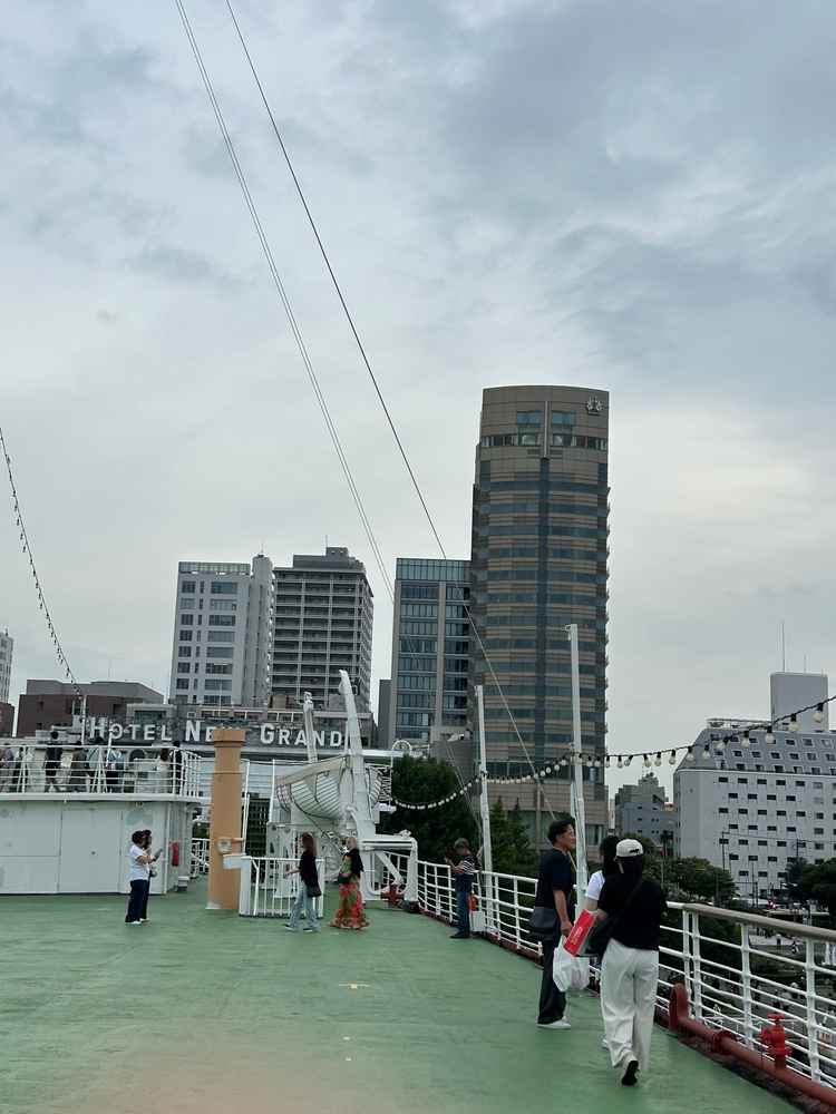 結婚式会場を出るとすぐに、海辺を散歩できたり船に乗って見学することができます！