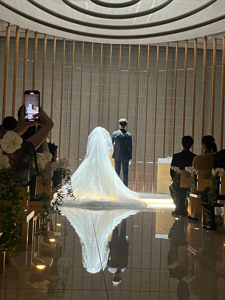 大きな窓が特徴的な挙式会場。落ち着いた雰囲気が印象的。