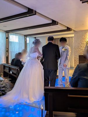 新婦のお父様から、新郎へのバトンタッチ。バージンロードが幻想的に青く光り、感動的な空間でした。