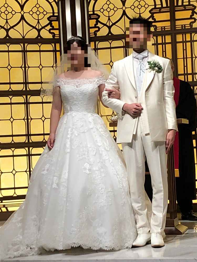 静粛な雰囲気の中、参列者全員で讃美歌を歌い、フワラーシャワーで祝福しました。