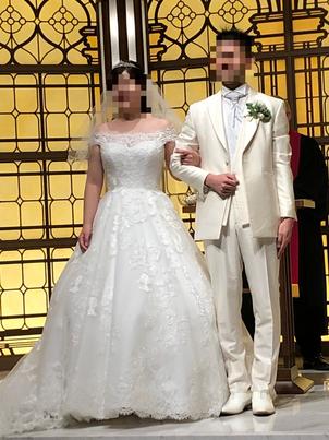 静粛な雰囲気の中、参列者全員で讃美歌を歌い、フワラーシャワーで祝福しました。