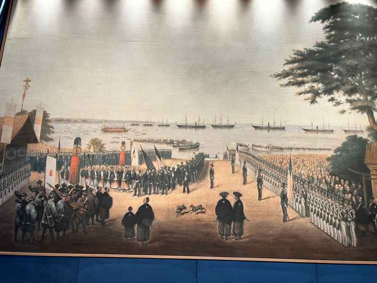 ペリー来航の間という名前の会場で大きな絵画もありました