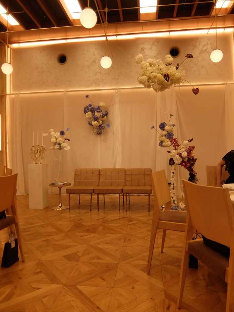 実際は照明はもう少し白っぽいです