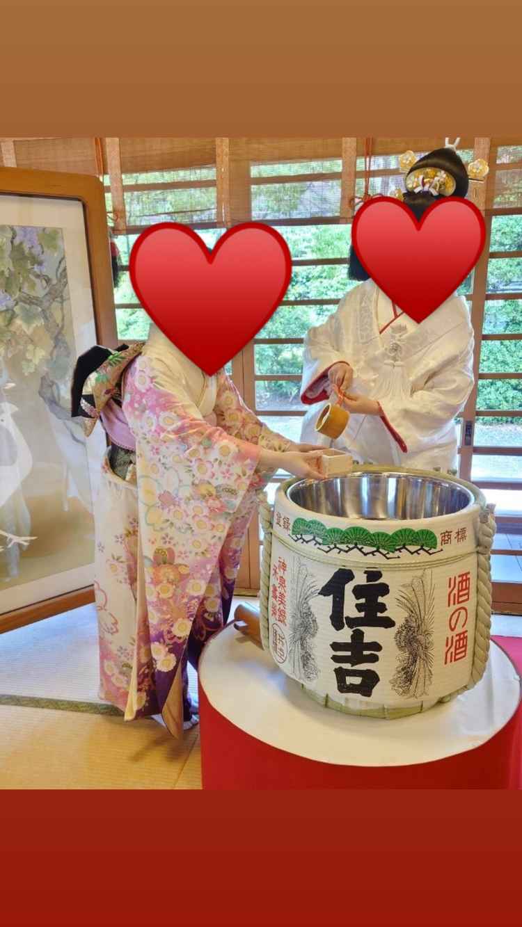 披露宴中鏡開き後、お酒をついでもらえる
