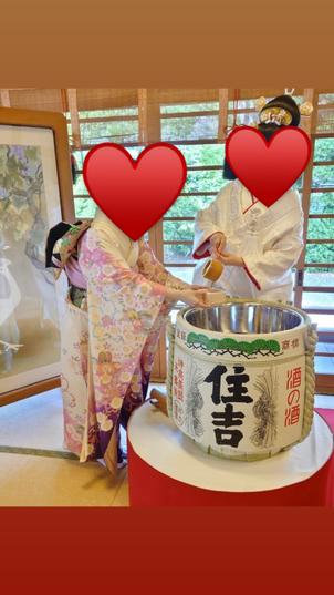 披露宴中鏡開き後、お酒をついでもらえる