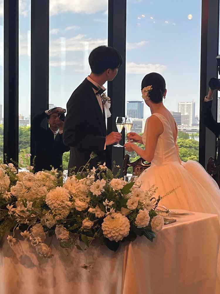 大きな窓からは光が差し込むだけでなく、皇居が望める。