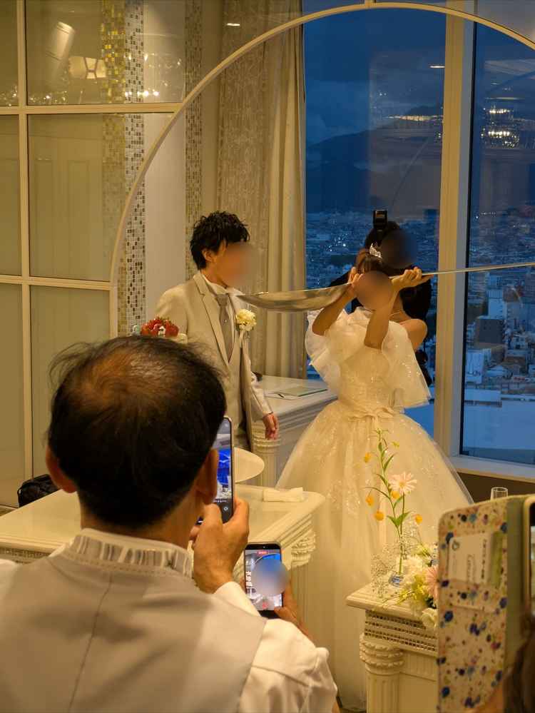 ケーキ入刀。白い2段のケーキを、フルーツでぐるりと囲んだ可愛らしいケーキでした。