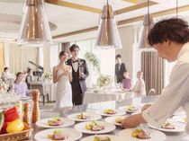 期待度アップ！ライブ感溢れるフルオープンキッチンから最高のタイミングでお届けする料理